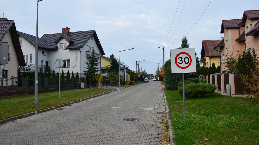 Materiał do pytania: Czy znak ten, jeżeli nie jest uprzednio odwołany znakiem oznaczającym koniec strefy ograniczonej prędkości, obowiązuje do najbliższego skrzyżowania?