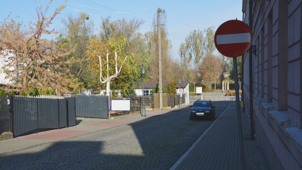 Materiał do pytania: Czy przedstawiony znak dotyczy kierującego motorowerem?