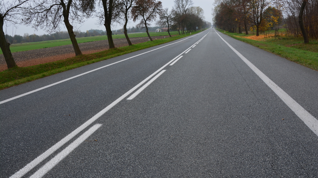 Materiał do pytania: Widoczna linia oddzielająca pasy ruchu jest linią przekraczalną dla kierujących pojazdami poruszającymi się z kierunku przeciwnego.