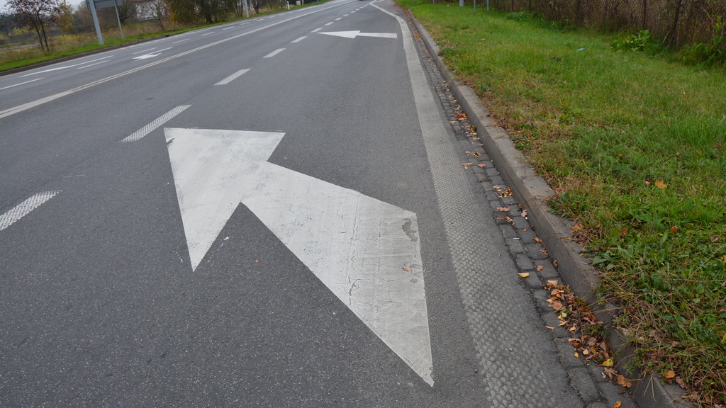 Materiał do pytania: Czy w tej sytuacji zmieniając pas ruchu na lewy, masz pierwszeństwo przed pojazdami poruszającymi się po pasie, na który zamierzasz wjechać?