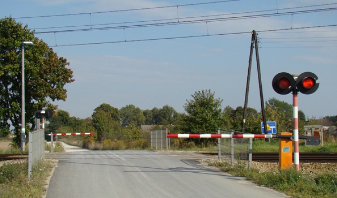 Materiał do pytania: Czy w tej sytuacji po upewnieniu się, że nie nadjeżdża pociąg , masz prawo objechać półzapory i przejechać przez przejazd kolejowy ?