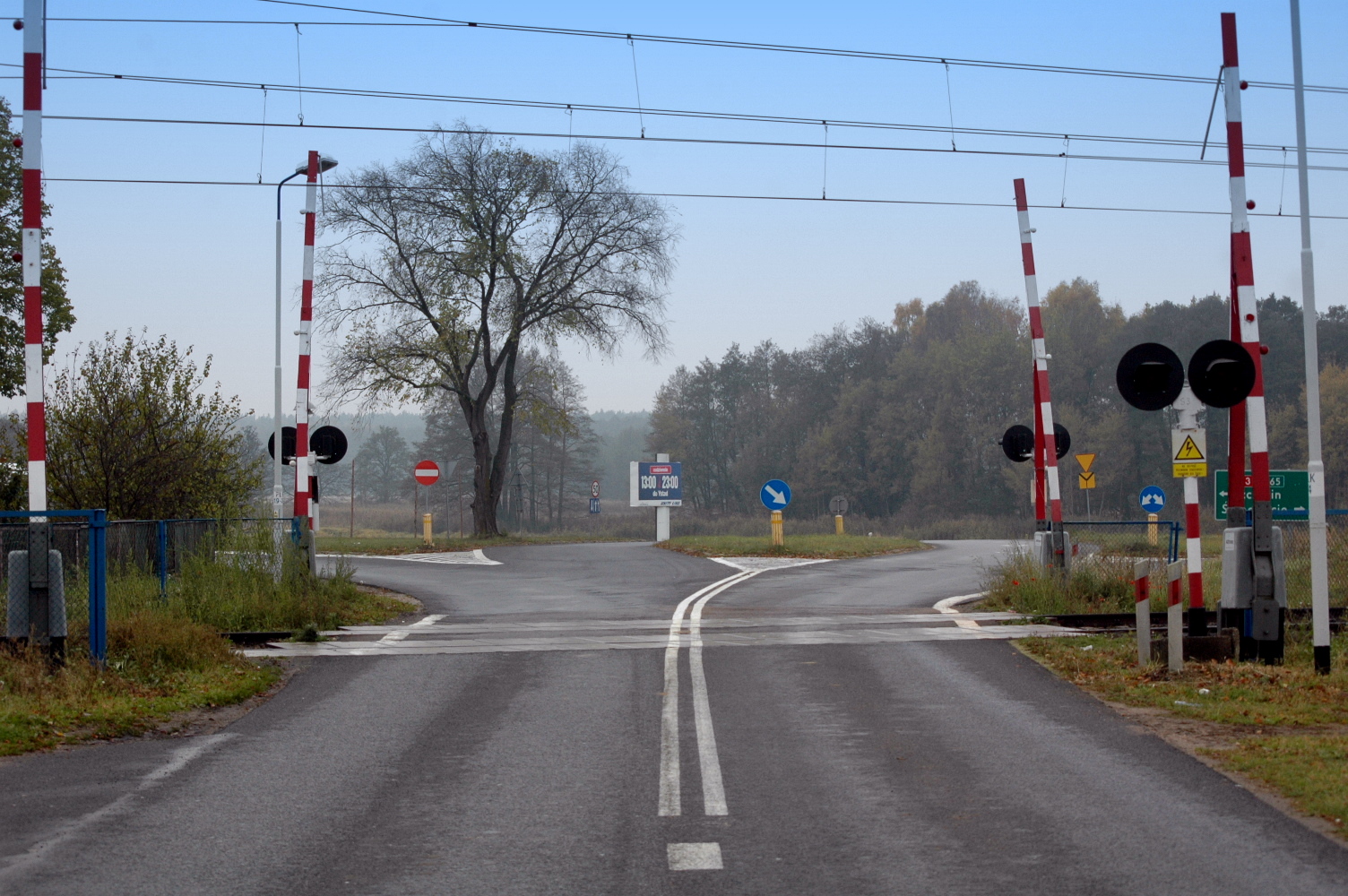 Materiał do pytania: Czy zbliżając się do przejazdu kolejowego z zaporami powinieneś uwzględniać, że wskutek różnych przyczyn  urządzenia zabezpieczające mogą na czas nie zamknąć przejazdu ?