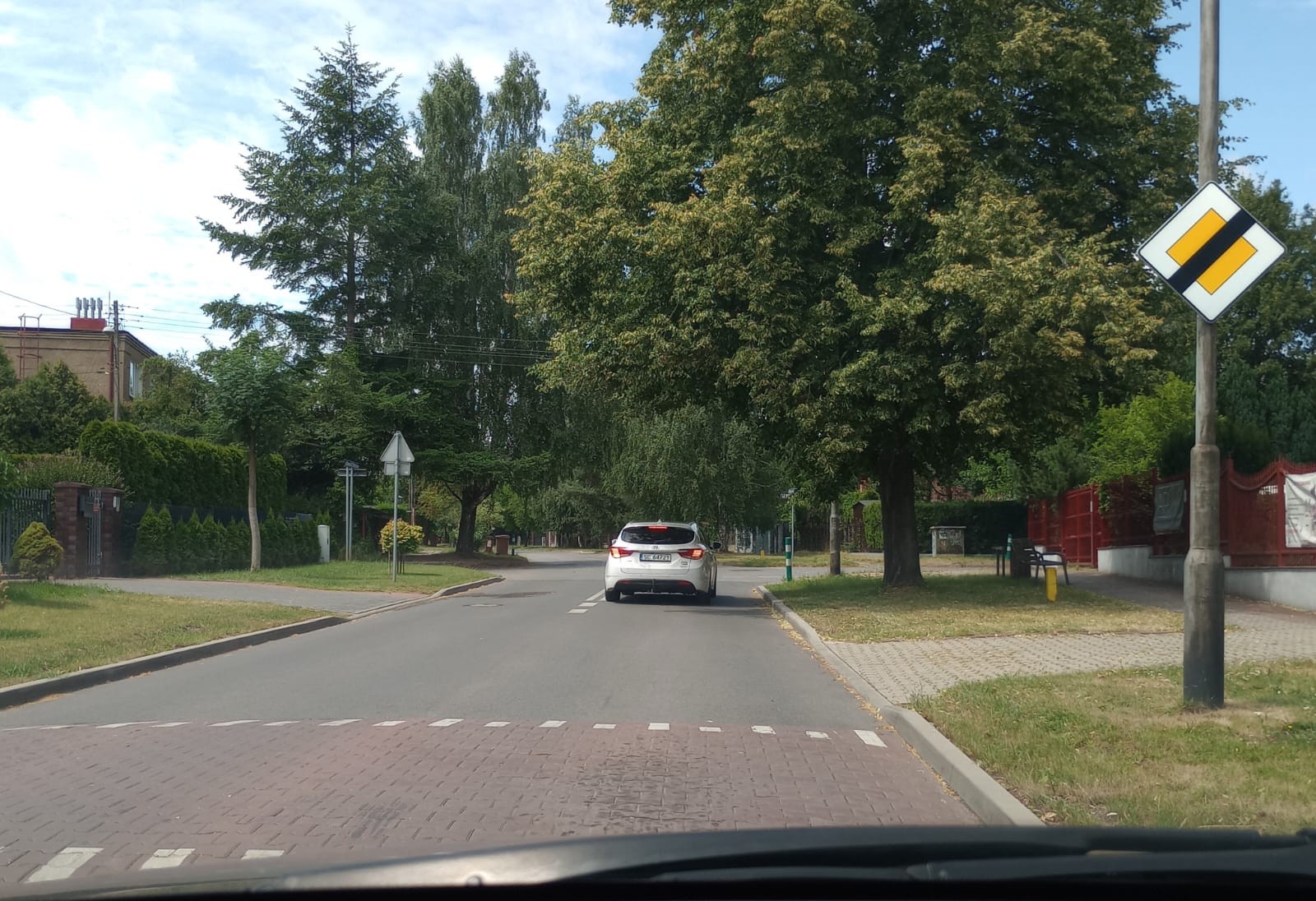 Materiał do pytania: Czy obowiązuje Cię zakaz wyprzedzania pojazdu silnikowego jadącego jezdnią na skrzyżowaniu ?