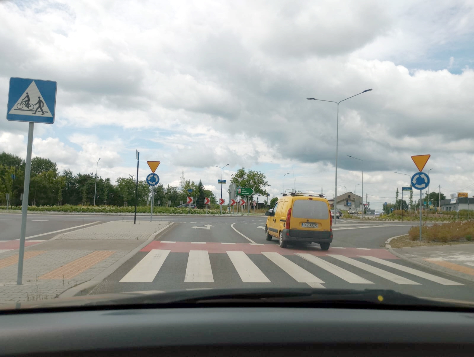 Materiał do pytania: Czy w tej sytuacji, przy zachowaniu szczególnej ostrożności, wolno Ci wyprzedzić poprzedzający pojazd na najbliższym skrzyżowaniu ?