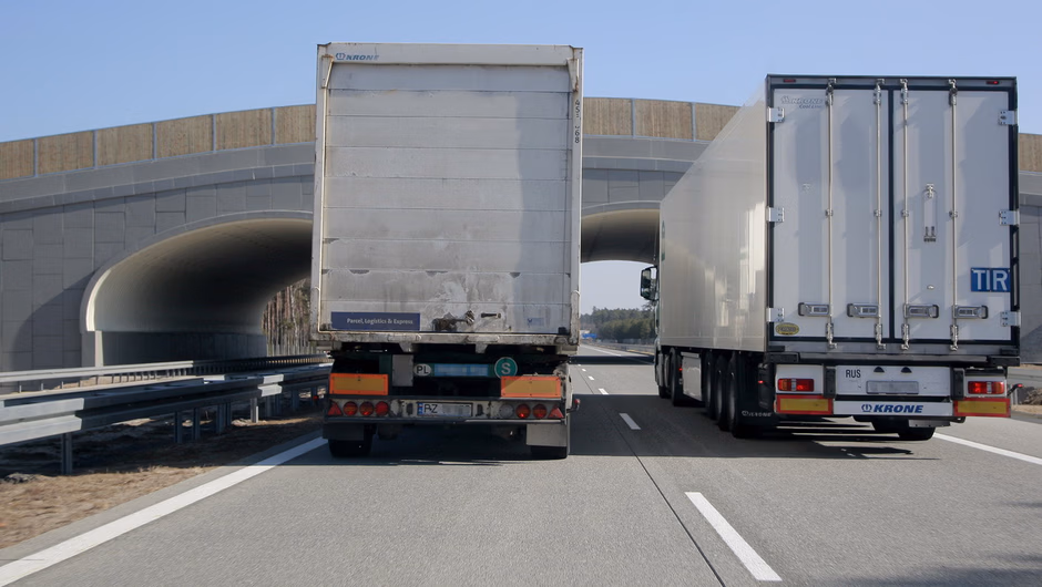 Materiał do pytania: Czy w takiej sytuacji, kierując na autostradzie samochodem ciężarowym o maksymalnej masie całkowitej przekraczającej 3,5 t., wolno Ci wyprzedzić inny pojazd samochodowy jadący z prędkością 50 km/h ?