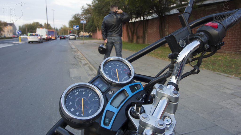 Materiał do pytania: Czy tak pozostawiony na postoju bez opieki motocykl jest prawidłowo zabezpieczony przed możliwością uruchomienia go przez osobę niepowołaną?