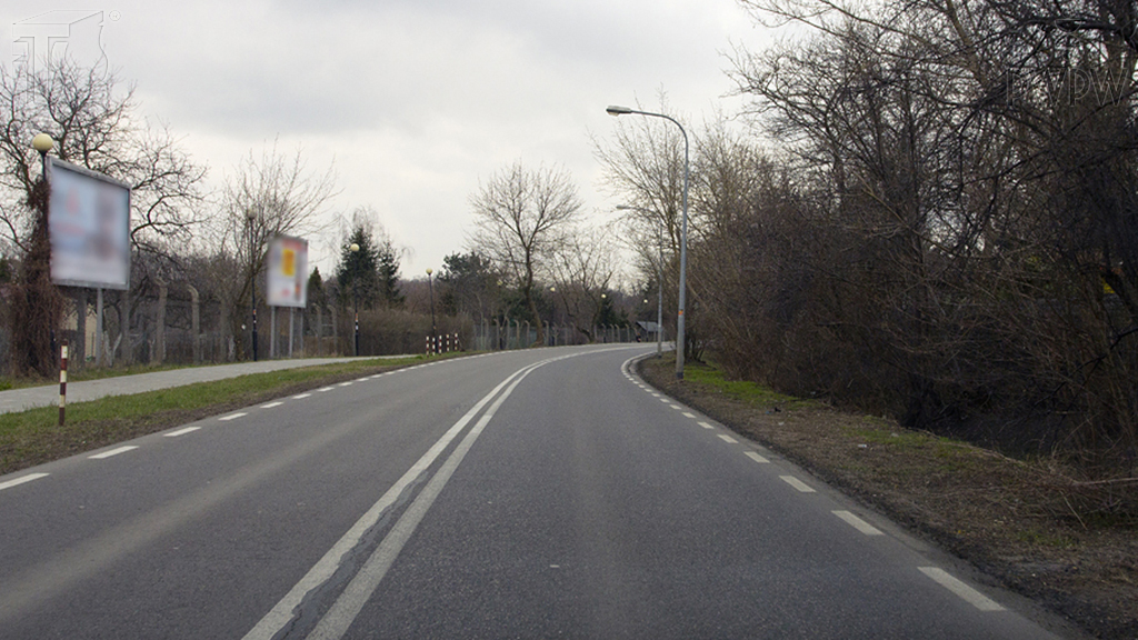 Materiał do pytania: Jedziesz z prędkością 80 km/h. Jaka pozycja początkowa zapewni Ci optymalny tor jazdy po zakręcie?
