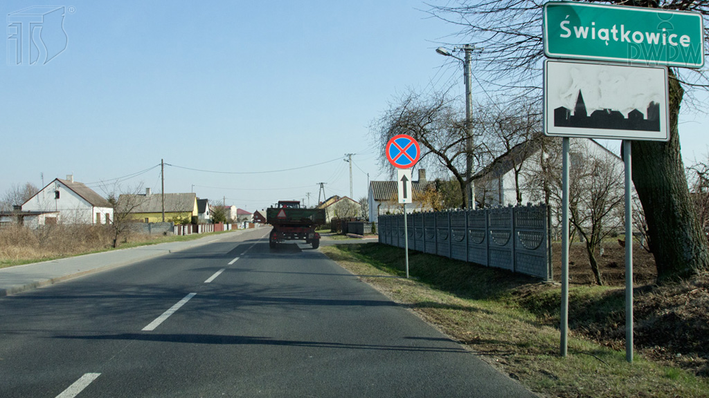 Materiał do pytania: Czy w tej sytuacji masz obowiązek sygnalizować postój uszkodzonego zespołu pojazdów?