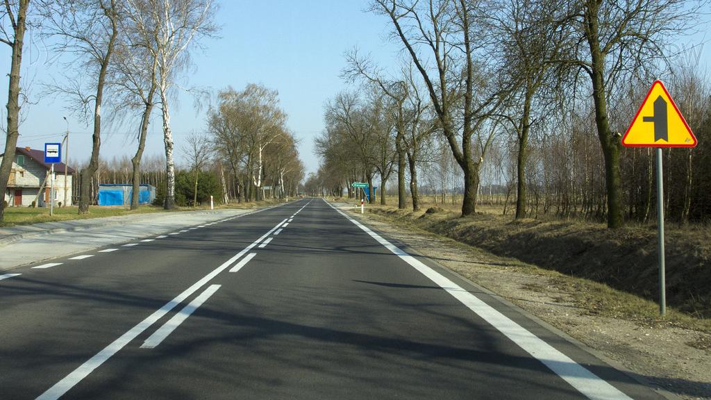 Materiał do pytania: Czy bezpośrednio za tym znakiem masz prawo zatrzymać pojazd na poboczu, jeżeli nie utrudni to ruchu innych pojazdów?