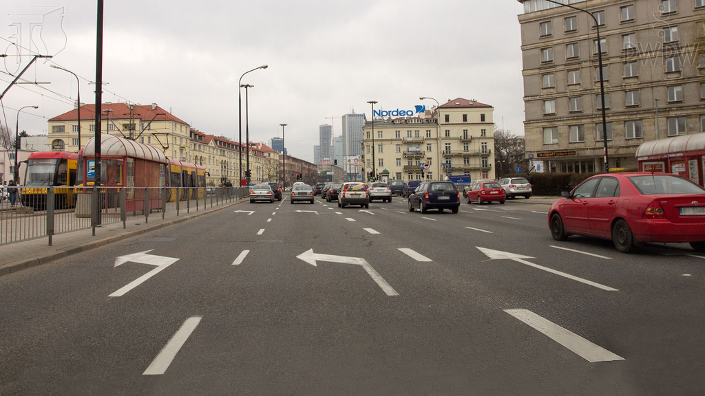 Materiał do pytania: Czy jadąc tym pasem ruchu masz prawo zawrócić na najbliższym  skrzyżowaniu?