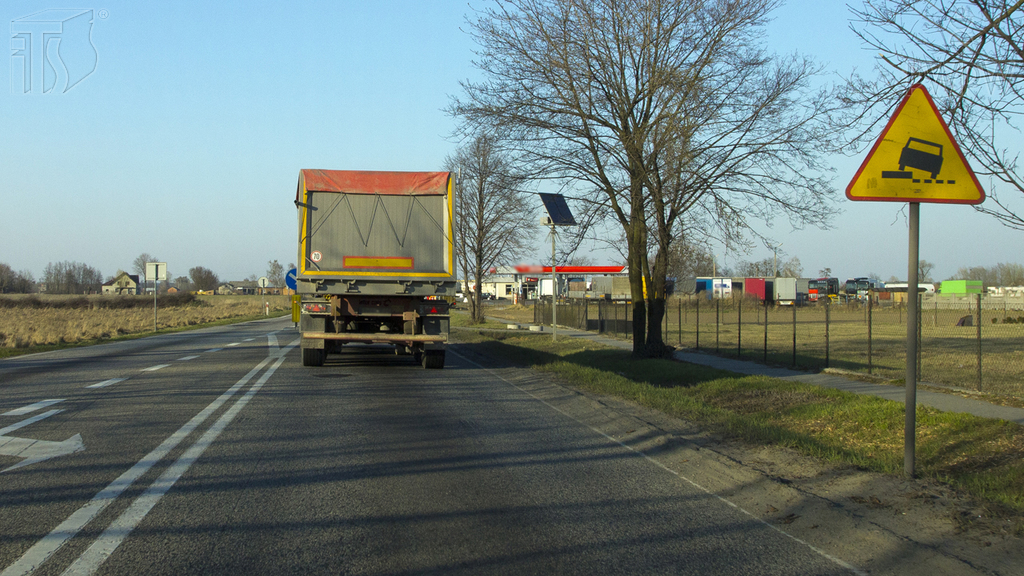 Materiał do pytania: Czy w przedstawionej sytuacji, wjeżdżając na pobocze, powinieneś zrobić to ostrożnie i znacznie zmniejszyć prędkość?