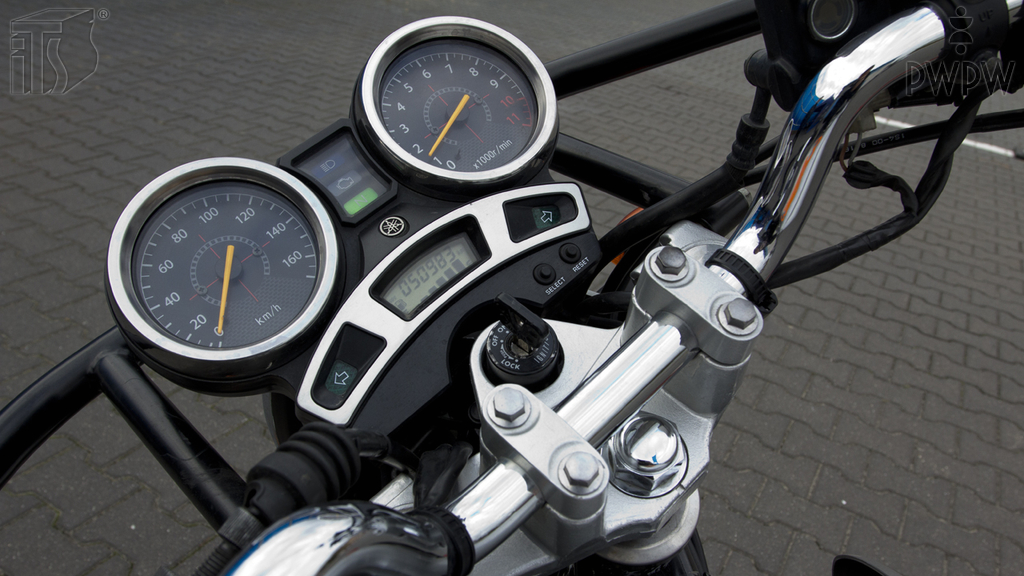 Materiał do pytania: Czy podczas postoju wolno Ci oddalić się od motocykla, jeśli silnik jest w ruchu?