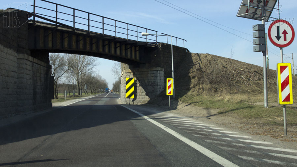 Materiał do pytania: Czy w tej sytuacji wolno Ci wjechać na zwężony odcinek jezdni, jeżeli nie zmusisz tym nadjeżdżającego z przeciwka do zatrzymania się?