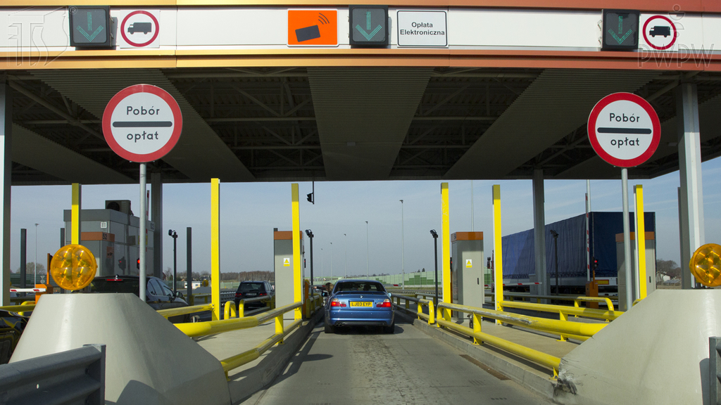 Materiał do pytania: Kierujesz samochodem ciężarowym o dopuszczalnej masie całkowitej 12 ton. Czy w przedstawionej sytuacji wolno Ci wjechać na autostradę przez tę bramkę?