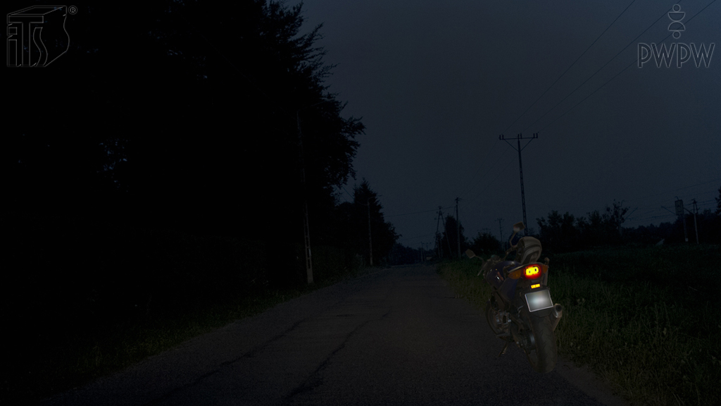 Materiał do pytania: Czy w tej sytuacji, parkując motocykl na jezdni, masz obowiązek włączyć światła pozycyjne lub postojowe?