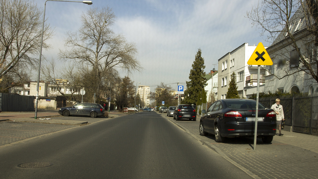 Materiał do pytania: Czy jadąc z prędkością 50 km/h i mając niedostateczną widoczność po prawej stronie, powinieneś na tym skrzyżowaniu zmniejszyć prędkość?