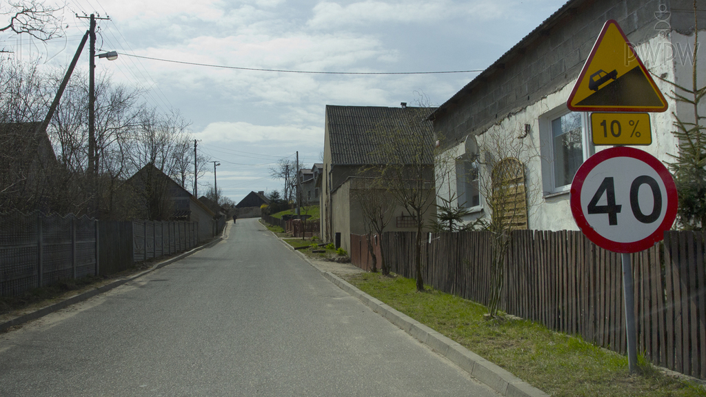 Materiał do pytania: Czy w przedstawionej sytuacji jesteś ostrzegany o znacznym wzniesieniu drogi?