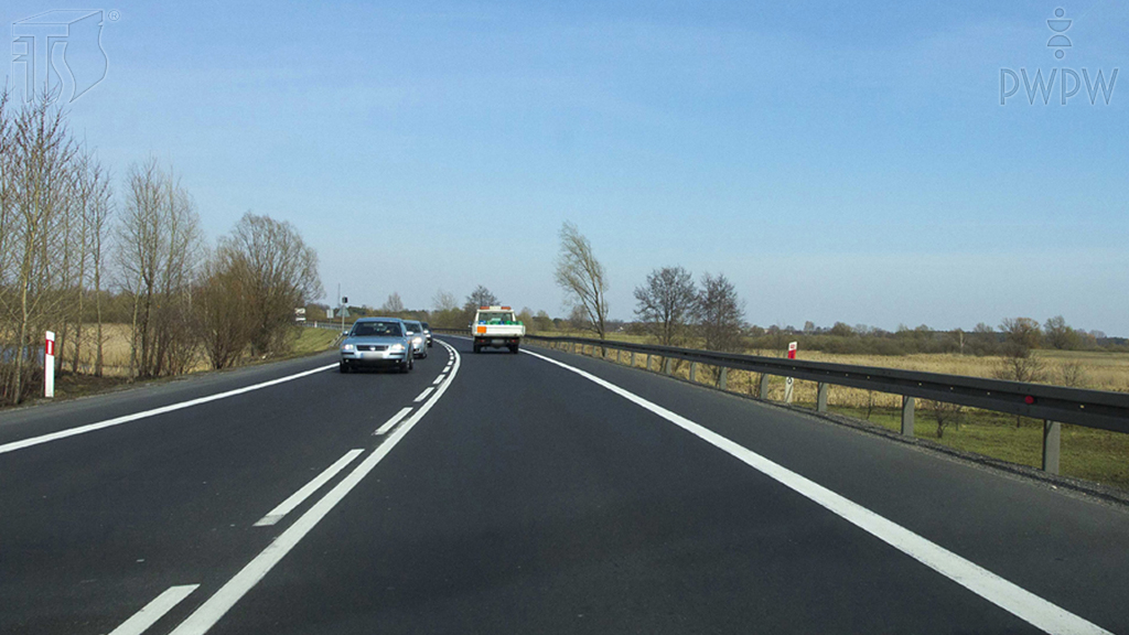Materiał do pytania: Jedziesz z prędkością 90 km/h. Jaka pozycja początkowa zapewni Ci optymalny tor jazdy po zakręcie?