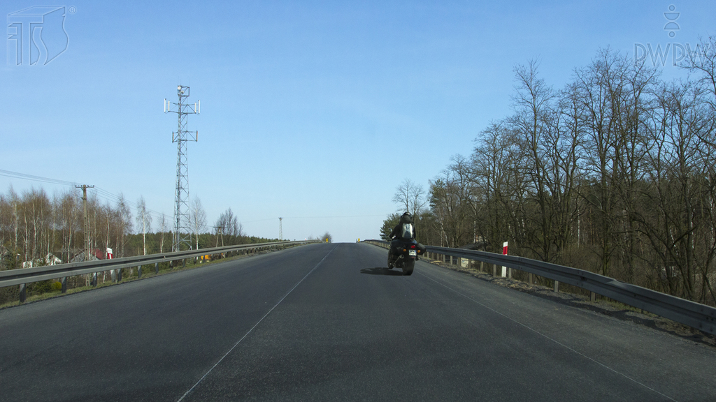 Materiał do pytania: Czy w tej sytuacji, dojeżdżając jezdnią dwukierunkową do wierzchołka wzniesienia, wolno Ci wyprzedzić ten motocykl ?