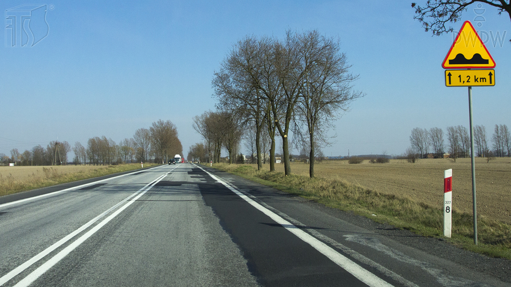 Materiał do pytania: Czy w przedstawionej sytuacji jesteś ostrzegany o nierównościach na drodze, występujących na odcinku 1,2 km za znakiem?