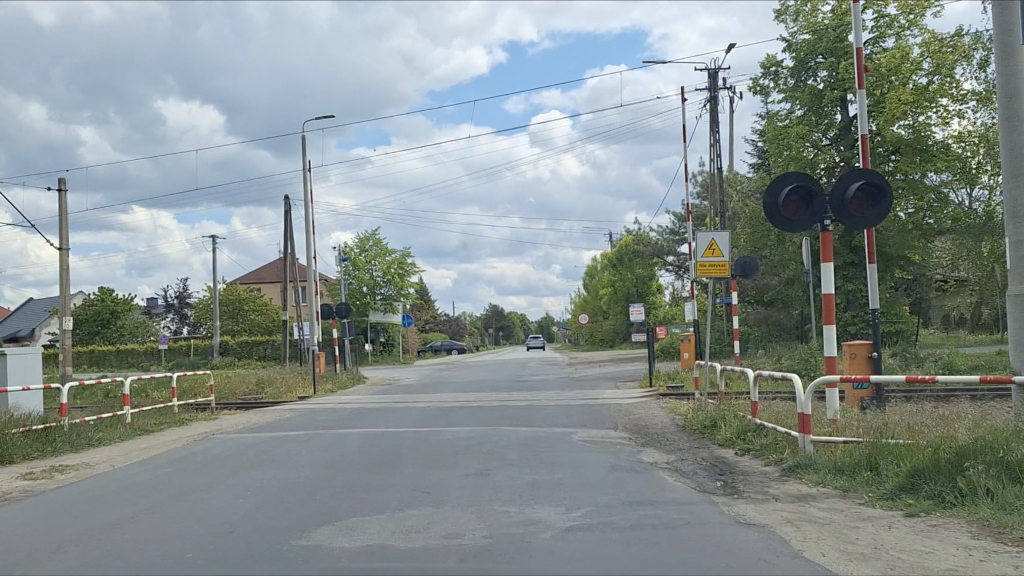 Materiał do pytania: Czy zbliżając się do przejazdu kolejowego z siecią trakcyjną powinieneś mieć świadomość dodatkowego zagrożenia?