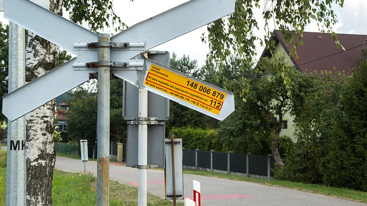 Materiał do pytania: Czy podanie numeru przejazdu kolejowego operatorowi telefonu 112 wskaże dokładnie położenie przejazdu kolejowego, na którym pojazd uległ awarii?
