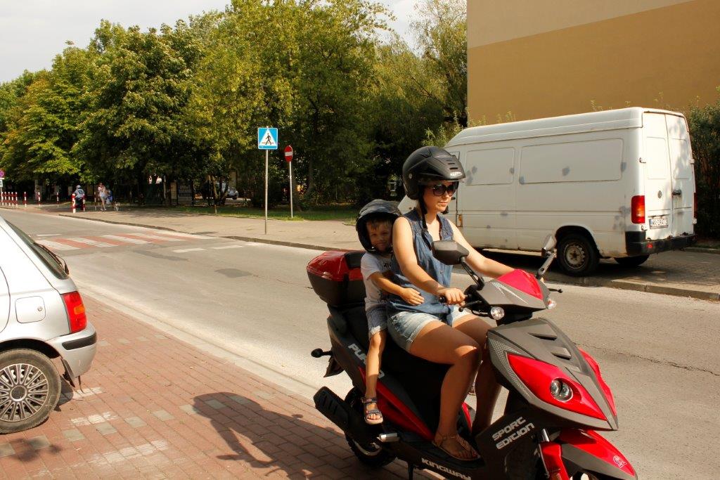 Materiał do pytania: Czy przewożąc pasażera w wieku 6 lat motorowerem masz prawo poruszać się z prędkością 50 km/h?