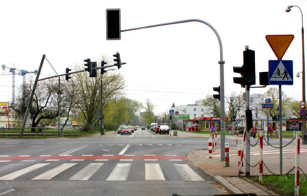 Materiał do pytania: Czy zbliżasz się do przejazdu dla rowerzystów i przejścia dla pieszych?