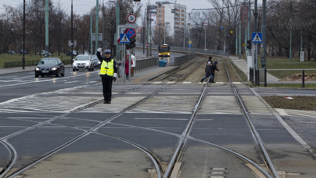 Materiał do pytania: Czy w tej sytuacji powinieneś być przygotowany do wjechania na skrzyżowanie?