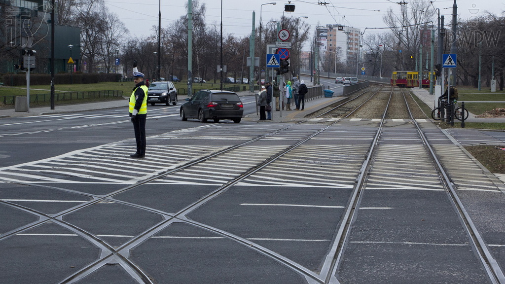 Materiał do pytania: Czy uniesiona ręka policjanta oznacza mającą nastąpić zmianę nadawanego sygnału?