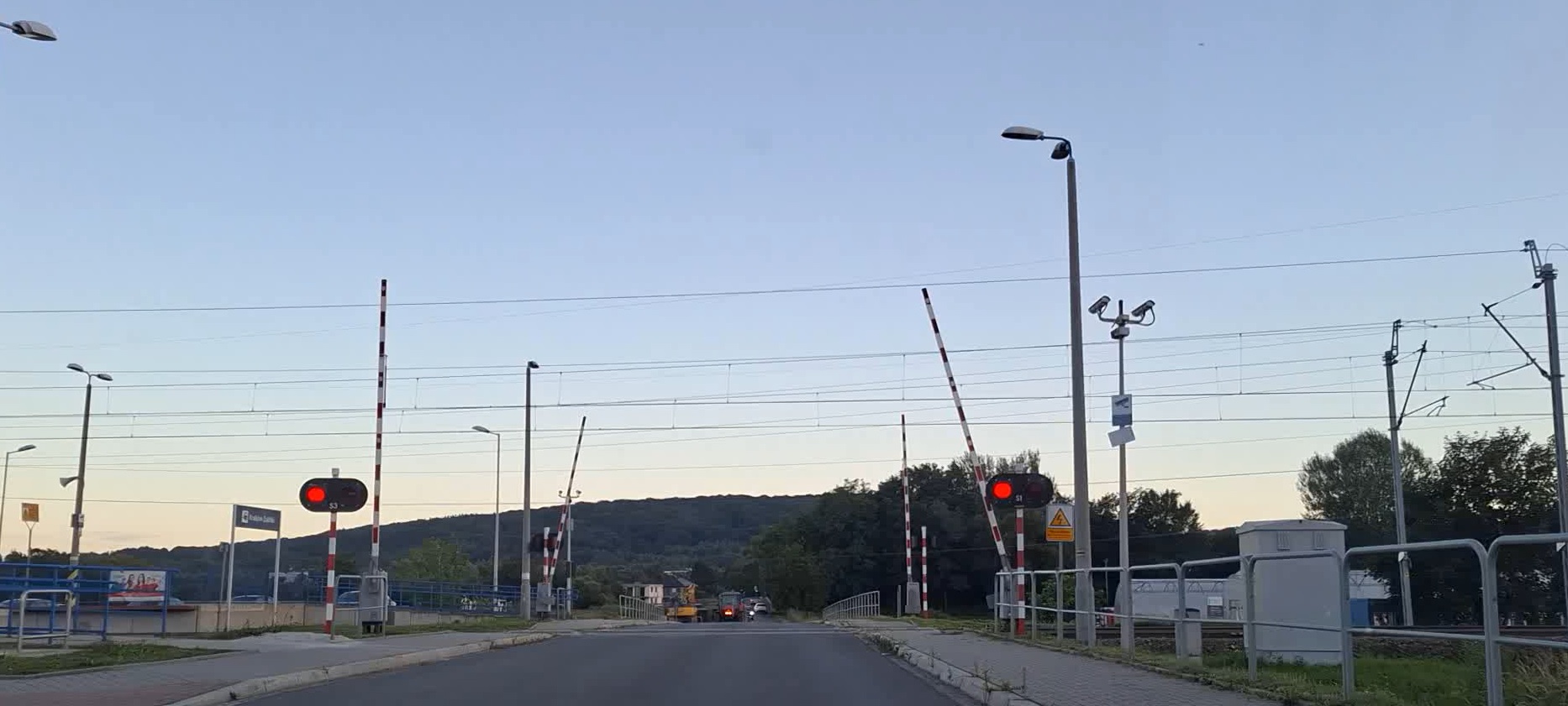 Materiał do pytania: Czy w tej sytuacji wolno Ci jeszcze wjechać na przejazd kolejowy ?