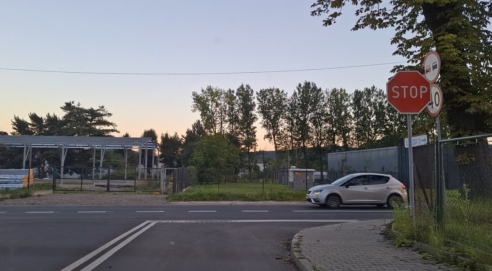 Materiał do pytania: Czy w tej sytuacji, w związku z obowiązkiem ustąpienia pierwszeństwa pojazdowi z prawej strony, masz obowiązek zatrzymać się przed znakiem STOP a następnie przed linią zatrzymania ?