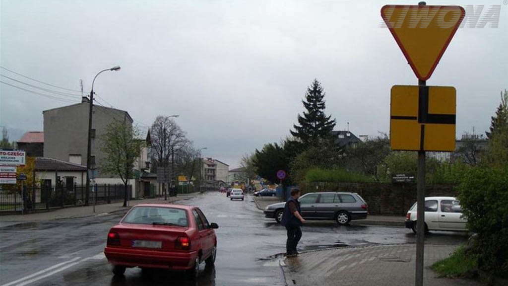 Materiał do pytania: Czy w tej sytuacji, zamierzając jechać prosto przez skrzyżowanie, masz pierwszeństwo przed innymi uczestnikami ruchu drogowego?