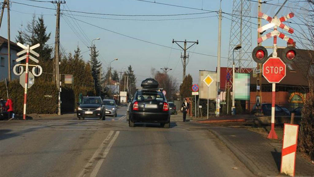 Materiał do pytania: Czy w widocznej sytuacji znajdujesz się przed przejazdem kolejowym jednotorowym?