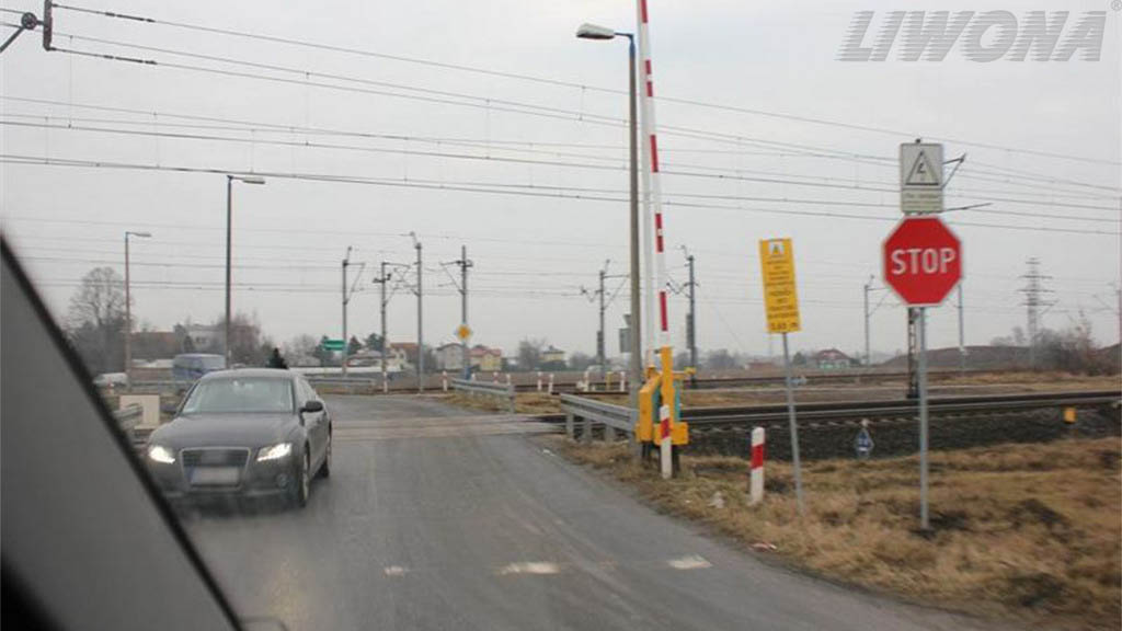 Materiał do pytania: Czy przed wjechaniem na tory należy upewnić się, czy nie zbliża się pojazd szynowy?