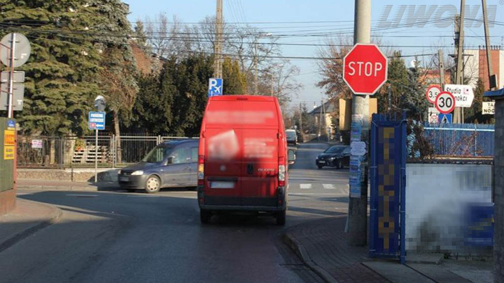 Materiał do pytania: Czy w widocznej sytuacji masz pierwszeństwo przed pojazdem poruszającym się jezdnią poprzeczną?