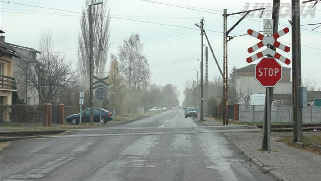 Materiał do pytania: Czy w widocznej sytuacji masz obowiązek zachować szczególną ostrożność, zatrzymać pojazd oraz upewnić się czy nie nadjeżdża pojazd szynowy?