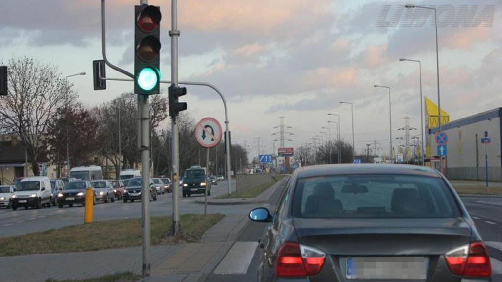 Materiał do pytania: Czy w widocznej sytuacji dopuszczalne jest zawracanie?