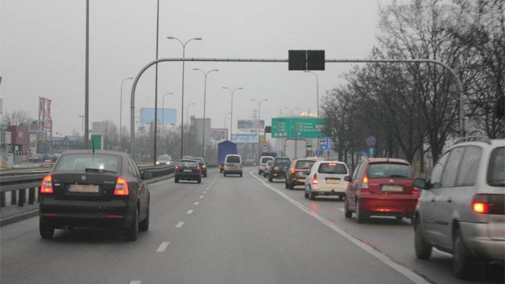 Materiał do pytania: Czy w widocznej sytuacji masz prawo zmienić pas ruchu na prawy?