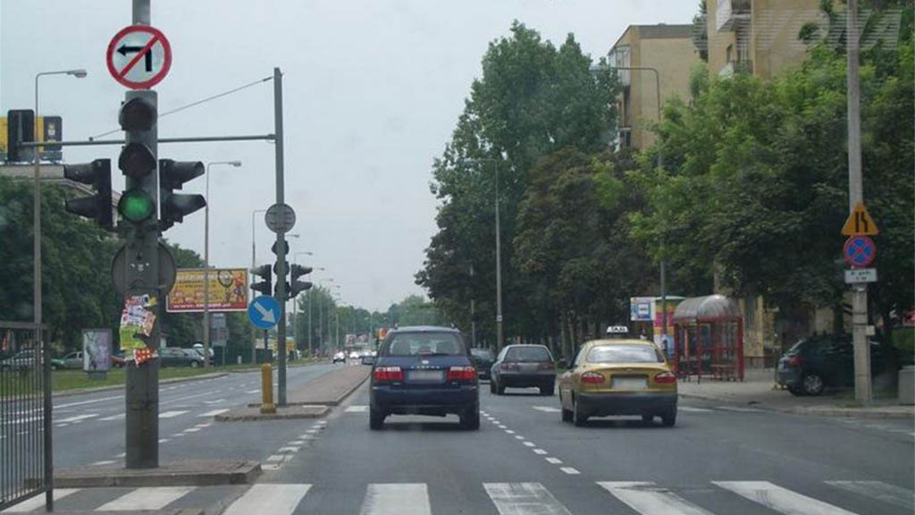 Materiał do pytania: Czy w widocznej sytuacji masz prawo zawrócić na skrzyżowaniu?