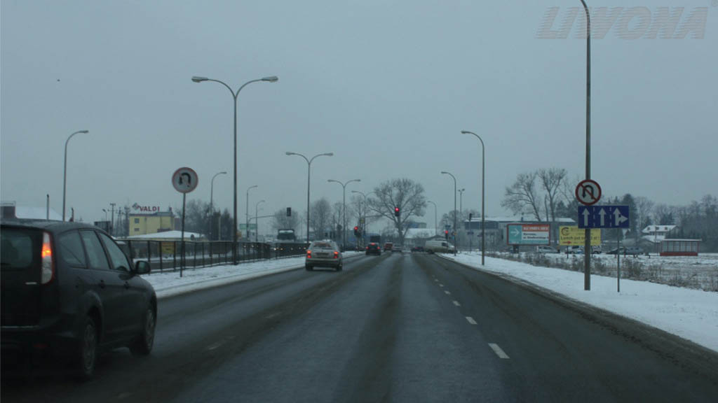 Materiał do pytania: Czy w widocznej sytuacji masz prawo zawrócić na najbliższym skrzyżowaniu?