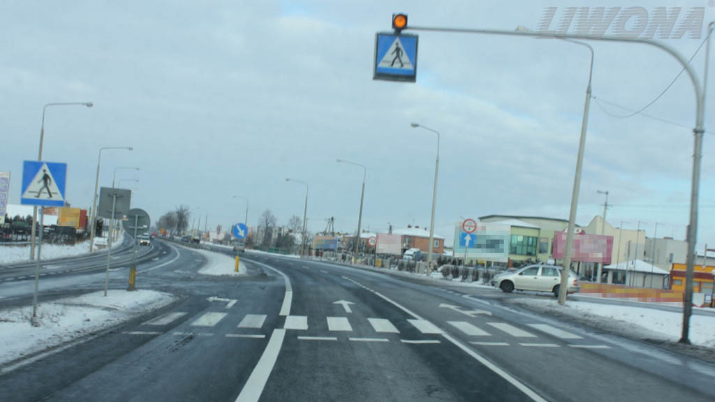 Materiał do pytania: Czy w takim miejscu na drodze dopuszcza się wyprzedzanie pojazdu silnikowego?
