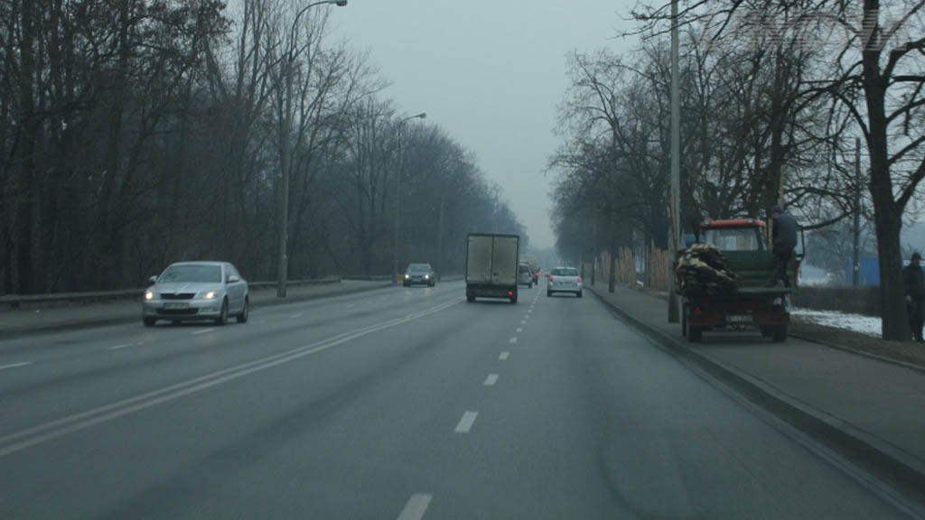 Materiał do pytania: Czy na tej drodze poza obszarem zabudowanym dopuszcza się wyprzedzanie pojazdu silnikowego z prawej strony?