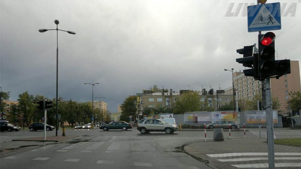 Materiał do pytania: Czy w widocznej sytuacji masz obowiązek oczekiwać na wjazd na skrzyżowanie?