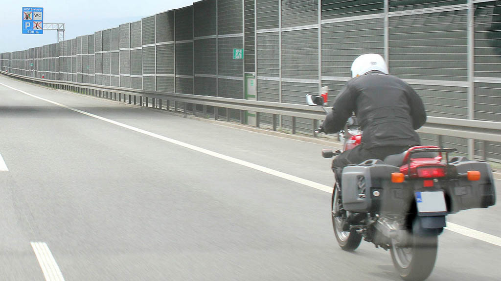 Materiał do pytania: Jaki odstęp należy zachować wyprzedzając motocyklistę?