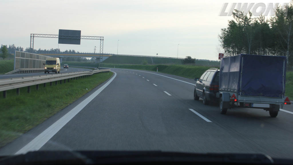 Materiał do pytania: W jaki sposób powinieneś przewozić ładunek w przyczepie ciągniętej przez samochód osobowy?