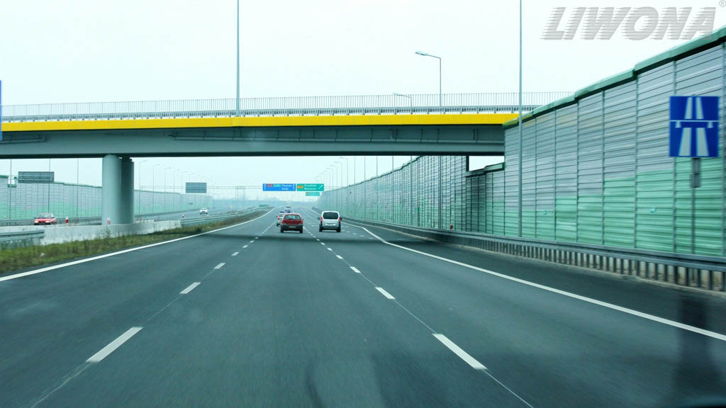Materiał do pytania: Które w wymienionych elementów drogi powinieneś obserwować podczas jazdy autostradą?