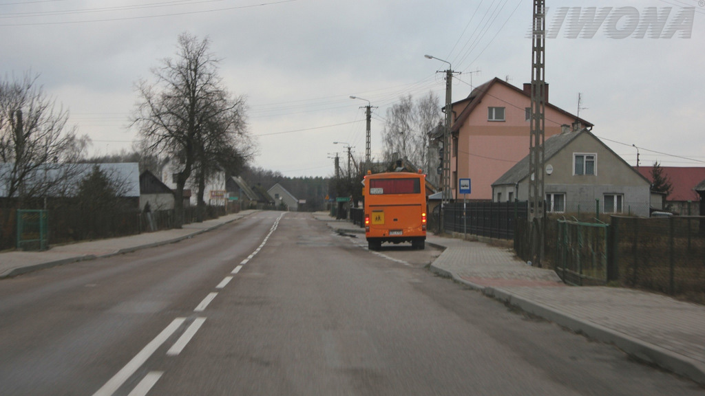 Materiał do pytania: Czy zbliżając się do miejsca postoju autobusu szkolnego poza obszarem zabudowanym masz obowiązek umożliwić kierującemu tym autobusem wjazd na jezdnię, o ile sygnalizuje on zamiar wykonania takiego manewru?