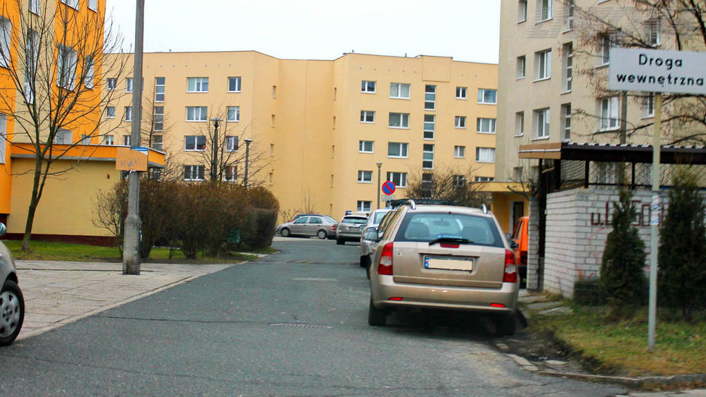 Materiał do pytania: Czy na drodze wewnętrznej, oznaczonej odpowiednim znakiem drogowym, masz obowiązek stosować się do umieszczonych tutaj znaków drogowych?