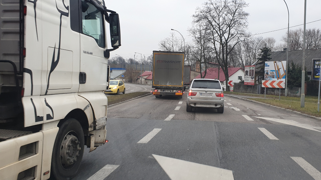 Materiał do pytania: Czy kierujący ma obowiązek stosować tzw. "jazdę na suwak", gdy nie ma znacznego zmniejszenia prędkości ?